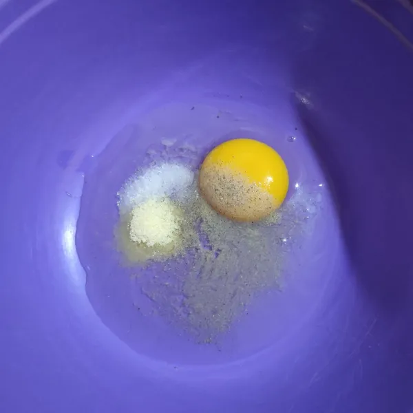 Campurkan telur, garam, kaldu bubuk, dan lada bubuk, lalu kocok.