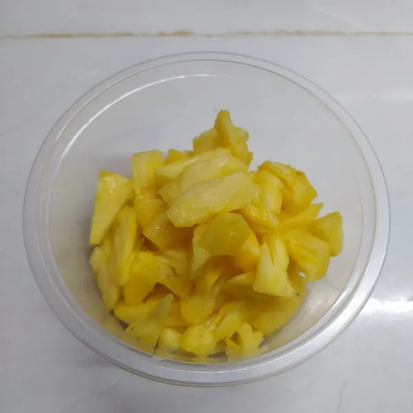 Kupas nanas, rendam sebentar dengan air garam. Bilas dengan air, kemudian potong nanas bentuk kipas kecil-kecil.
