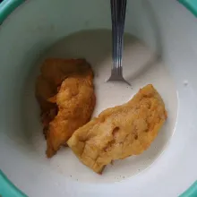 Campur bahan pelapis, buat adonan tidak terlalu kental atau terlalu encer.