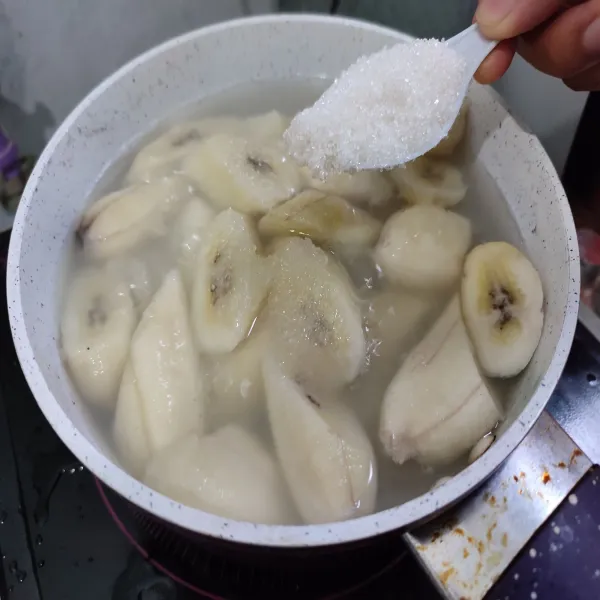 Tambahkan gula pasir, vanili, serta garam. Masak hingga pisang empuk.