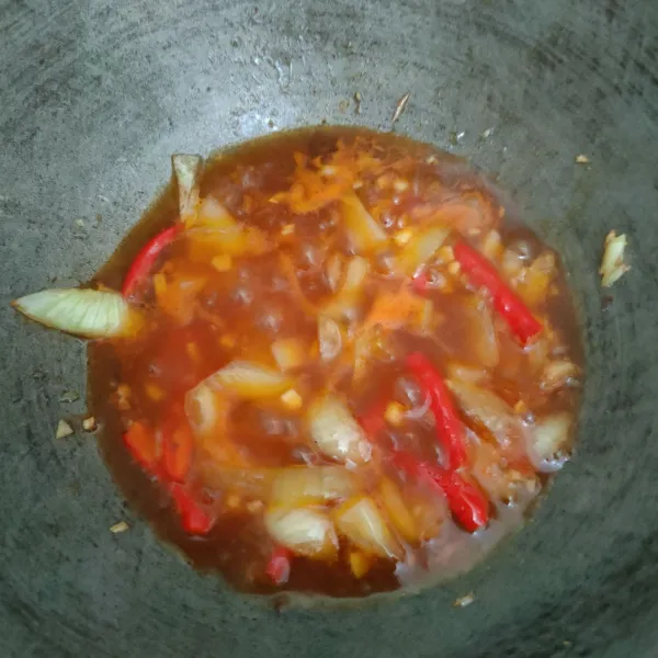 Tambahkan air, saus tiram dan saus tomat, kemudian beri sedikit kaldu bubuk.