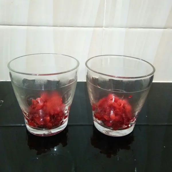 Masukkan strawberry ke dalam gelas.