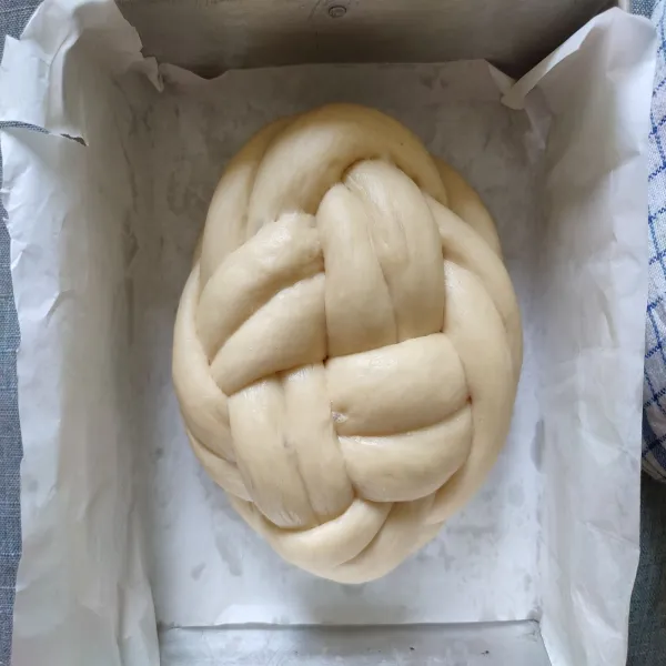 Letakkan di atas kertas roti, lalu pindahkan ke loyang. Istirahatkan kembali adonan sampai ukuran hampir 2 kali lipat.