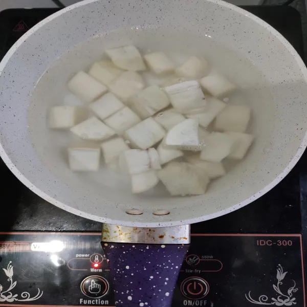 Rebus singkong bersama air, daun pandan sampai setengah empuk.