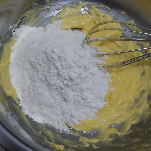 Masukan tepung terigu dan maizena aduk lagi hingga rata.