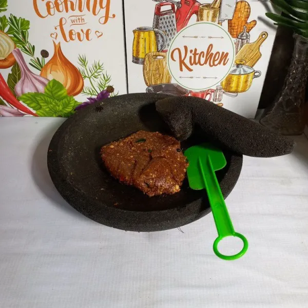 Haluskan bahan yang sudah digoreng bersama daun jeruk dan garam. Masukkan kacang tanah goreng dan ulek sampai halus. Tambahkan gula jawa, terakhir masukkan air asam.