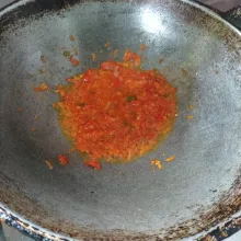Tumis bumbu halus sampai harum dan matang, setelah matang masukkan daun bawang, lalu aduk sebentar.