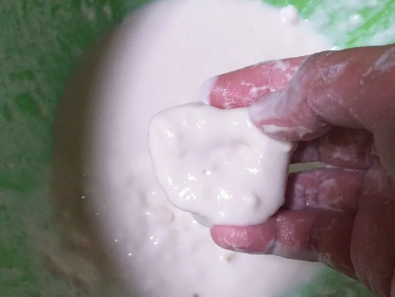 Celupkan tahu kedalam adonan tepung.