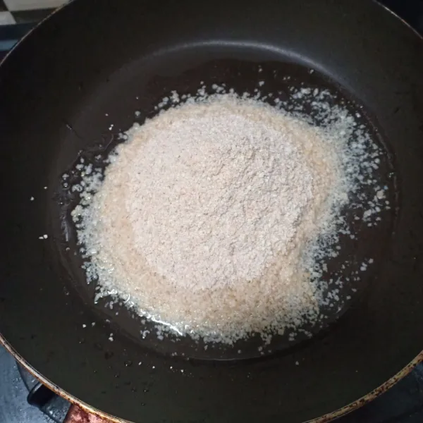 Tuang oatmeal, bawang putih bubuk, garam dan air, aduk lalu masak sampai terbentuk adonan.