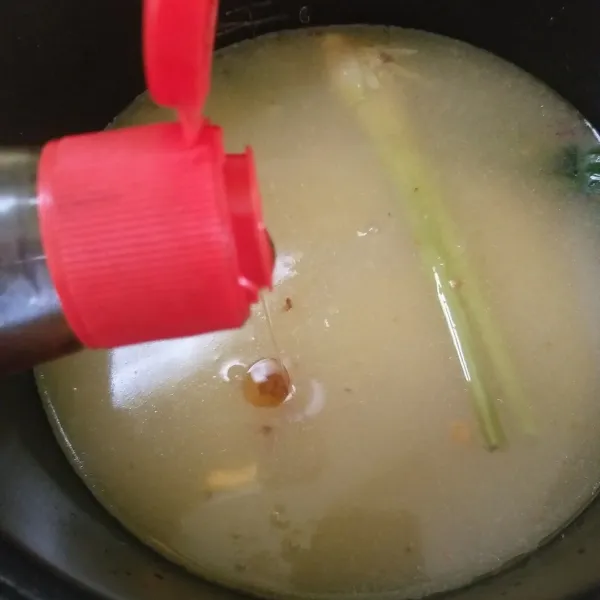Masukkan beras tumis ke dalam magicom, beri air dan minyak wijen. Masak dengan menyalakan tombol cook.