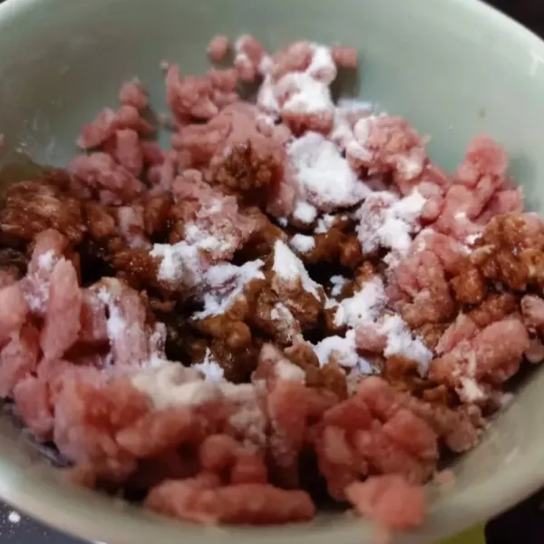 Bumbui daging giling dengan kecap asin dan tepung maizena