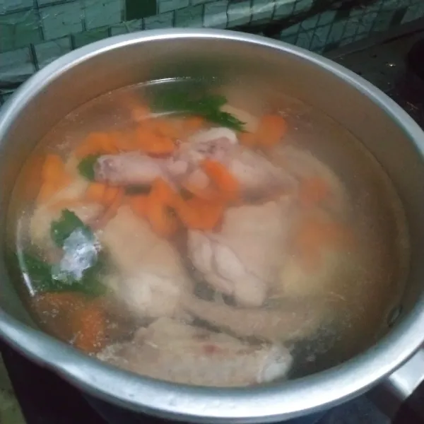 Rebus sayap ayam, wortel, dan daun seledri.