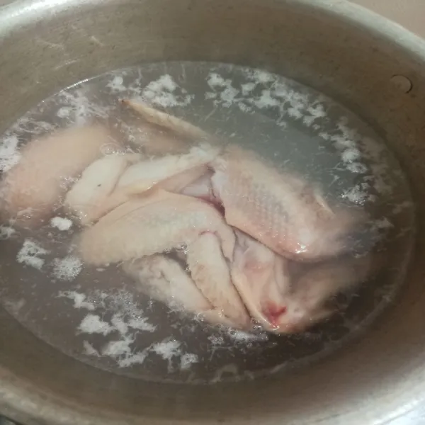 Rebus ayam sebentar hingga mendidih.