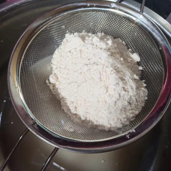 Setelah berbuih, masukkan campuran tepung dengan diayak dahulu. Campur hingga tercampur rata (tanpa diuleni ya, teksturnya jadi lengket gitu)