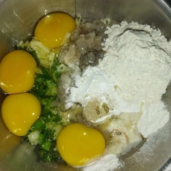 Tambahkan tepung terigu, tepung beras, garam, kaldu bubuk, lada bubuk, dan telur.