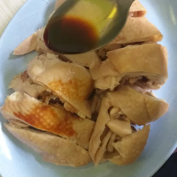 Tata dipiring dan beri kecap topping dan taburi daun bawang.