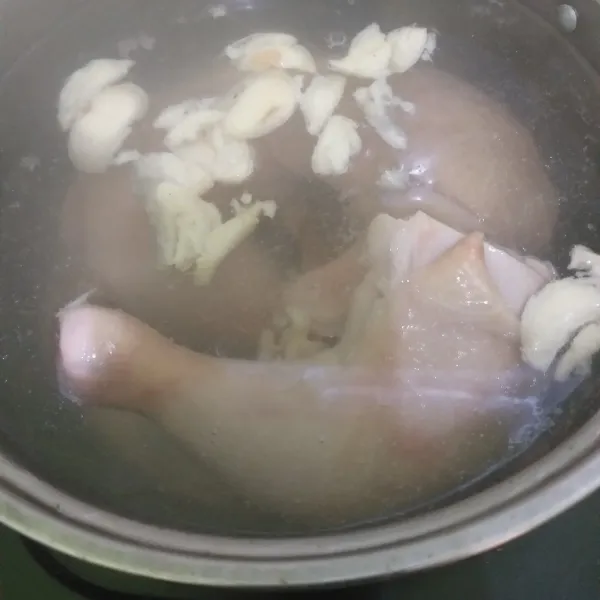 Rebus ayam bersama bawang putih,jahe dan garam.