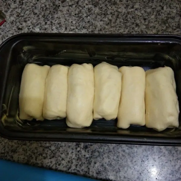 Siapkan loyang yang sudah di olesi dengan margarin, lalu tata lipatan bolen.