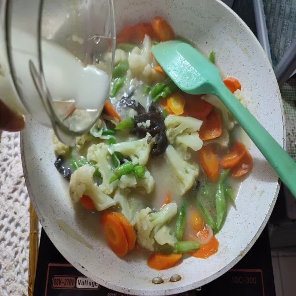 masukkan larutan meizena aduk cepat. masak hingga mengental.