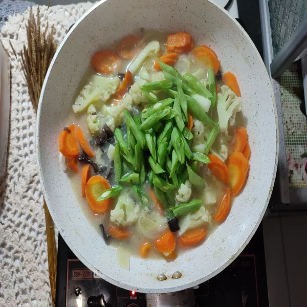 kemudian masukkan buncis, aduk rata. tambahkan kaldu jamur dan merica bubuk. koreksi rasa.