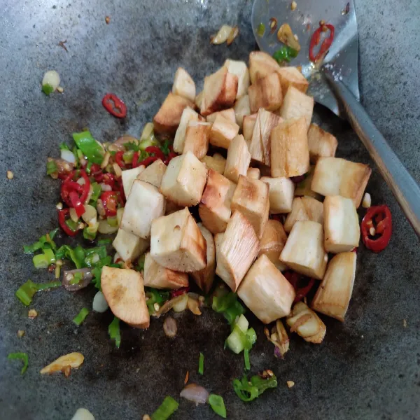 masukkan singkong, aduk rata.