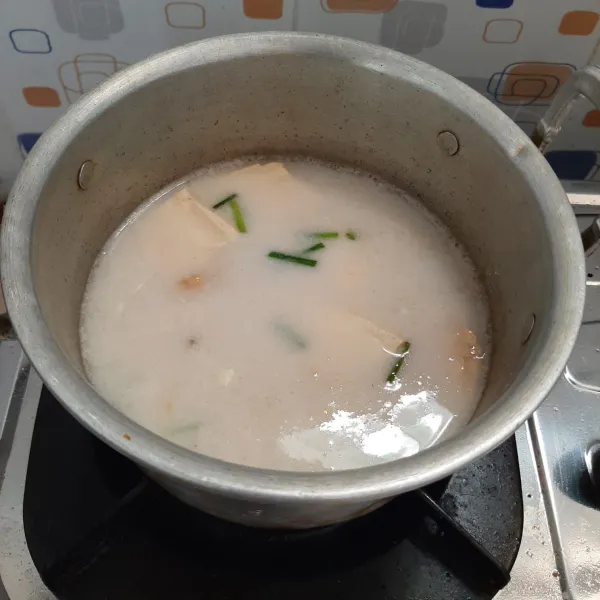 Tambahkan santan. Masak sampai mendidih dengan api sedang cenderung kecil sambil diaduk agar santan tidak pecah. Setelah matang, lalu angkat dan sajikan.