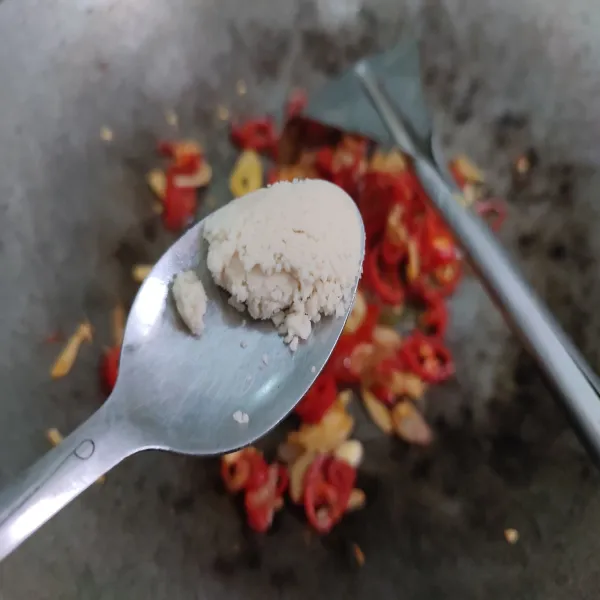 masukkan kaldu jamur dan merica, aduk rata.