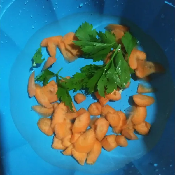 Siapkan juga wortel dan daun seledri.