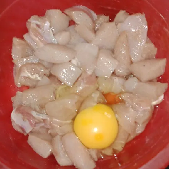 campur rata ayam yang telah di marinasi dengan telur.