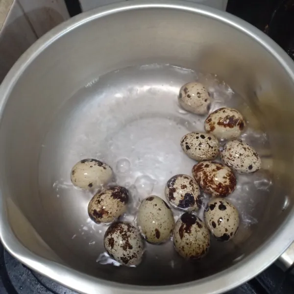 Rebus telur puyuh sampai matang lalu tiriskan dan kupas, sisihkan.