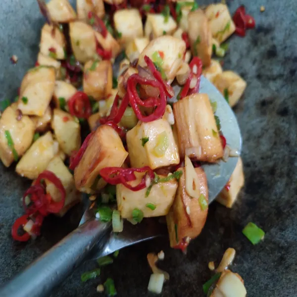 tumis hingga bumbu tercampur merata, matikan api. Sajikan