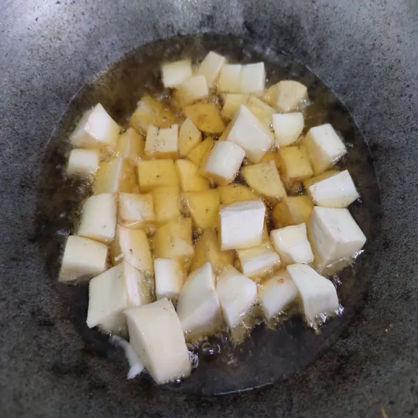 panaskan minyak goreng, goreng singkong hingga empuk. sambil sesekali di aduk-aduk agar matang merata.
