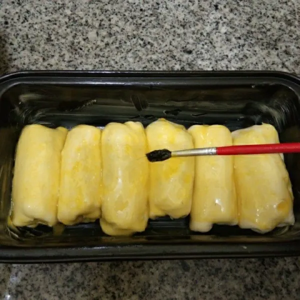 Olesi dengan campuran kuning telur dan madu.