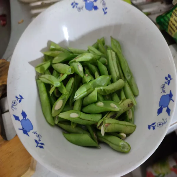 potong serong buncis, kemudian cuci bersih, sisihkan.