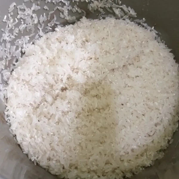 Bersihkan beras, cuci dan bilas kemudian tiriskan
