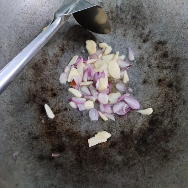 tumis bawang merah dan bawang putih dengan sedikit minyak, tumis hingga wangi