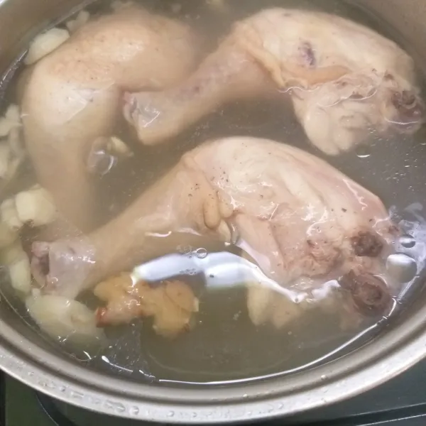 Rebus dengan api kecil sampai matang (sekitar 90 menit).