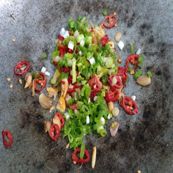 tambahkan daun bawang tumis hingga harum.