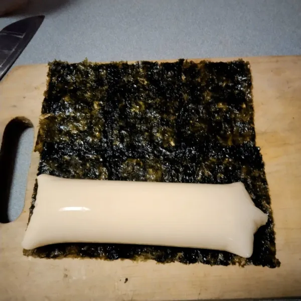 siapkan nori lembaran lalu gulung tofu dengan nori
