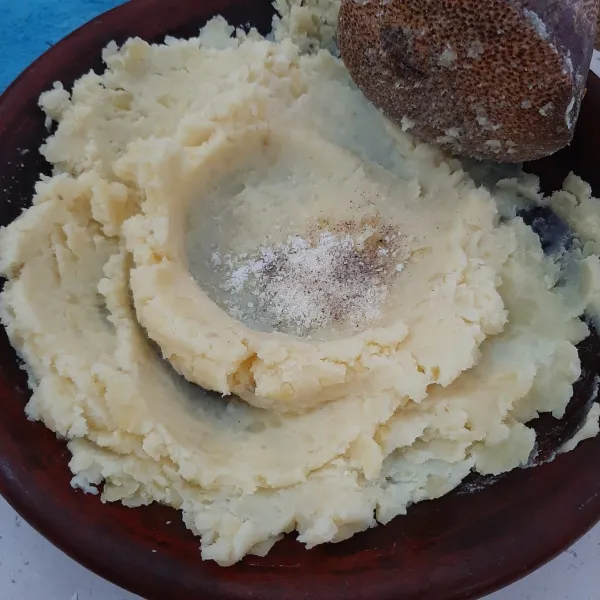Haluskan kentang, tambahkan garam, merica, kaldu bubuk dan tepung terigu. Aduk rata.