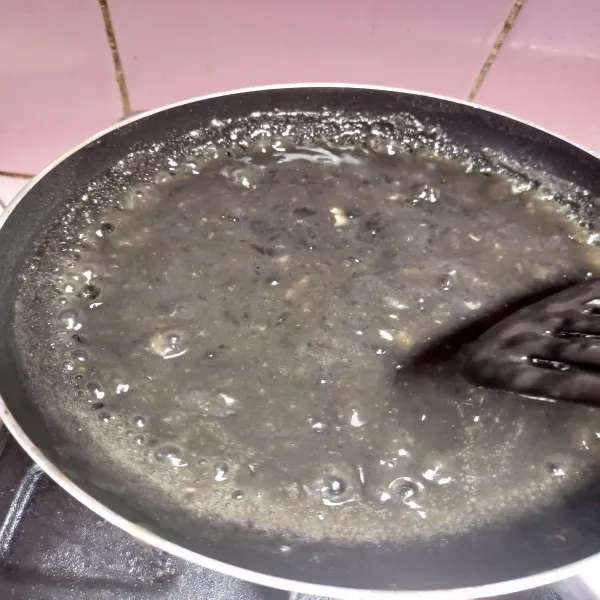 Aduk hingga petis merata dengan bumbu.