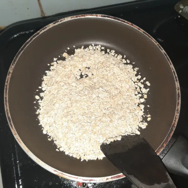 Sangrai oatmeal hingga lebih kering.