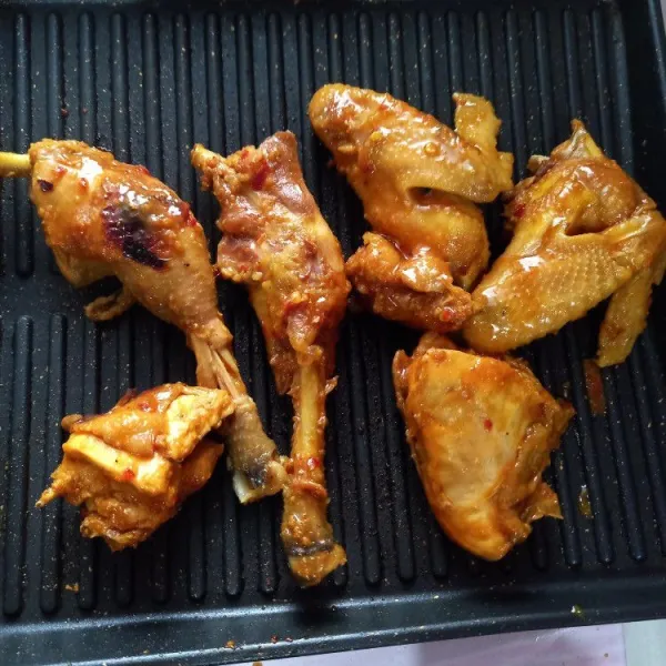 Panggang ayam di atas grill pan, bolak balik agar matang merata. Angkat lalu sajikan dengan lalapan dan sambal kesukaan.
