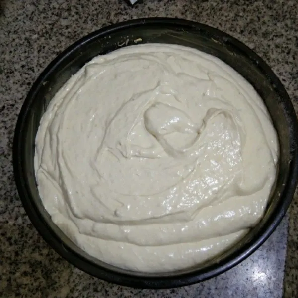 Siapkan loyang yang telah di olesi margarin dan taburan tepung terigu, tuang adonan ke dalamnya. Kemudian hentakkan ringan agar udara yang terperangkap bisa keluar.