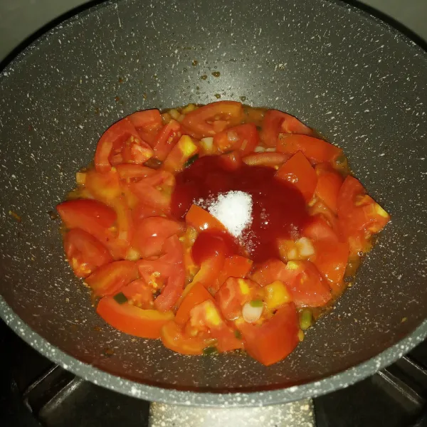 Masukkan saus tomat botolan dan garam, masak sebentar. Tuang air.