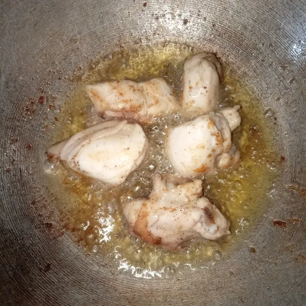 Kemudian goreng ayam hingga matang, sisihkan.