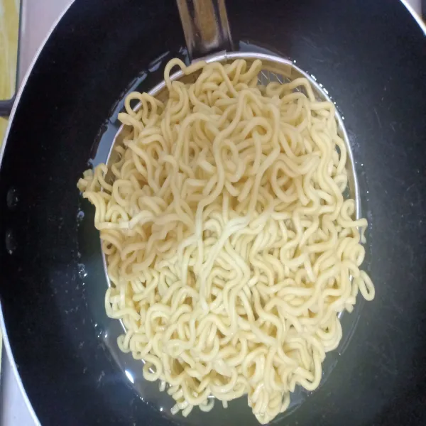 rebus mie kering hingga matang lalu tiriskan