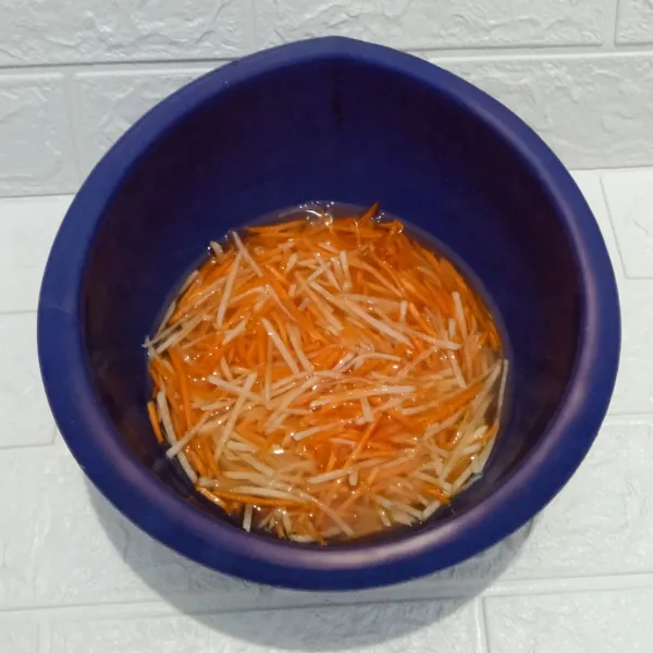 Cuci bersih wortel dan kentang lalu tiriskan.