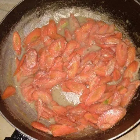 masukan wortel beri air masak sampai layu