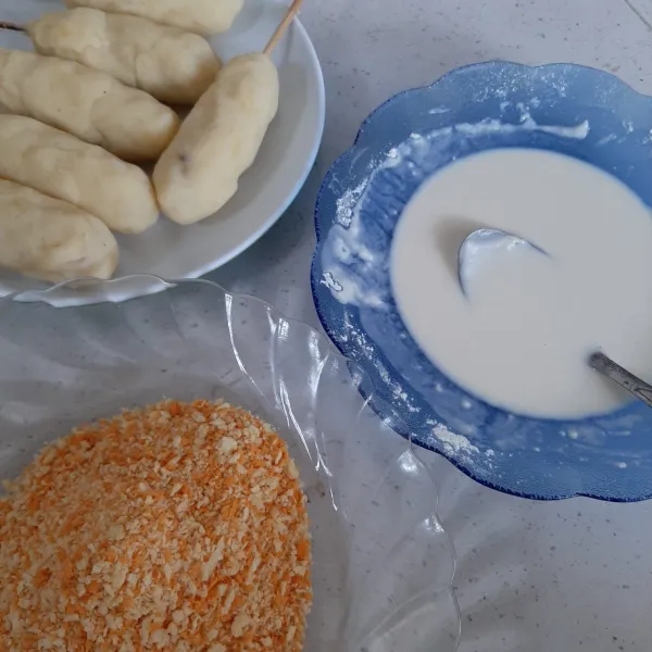 Celupkan ke bahan pencelup, lalu gulingkan di tepung panir.